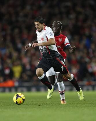 Arsenal s Bacary Sagna tussles with Liverpool s Luis Suarez Arsenal v Liverpool - Barclays Premier League - Emirates Stadium - London - England -02 11 2013 - Pic David Klein Sportimage EDITORIAL USE ONLY. No use with unauthorised audio, video, data, fixture lists, club league logos or live services. Online in-match use limited to 120 images, no video emulation. No use in betting, games or single club league player publications.
