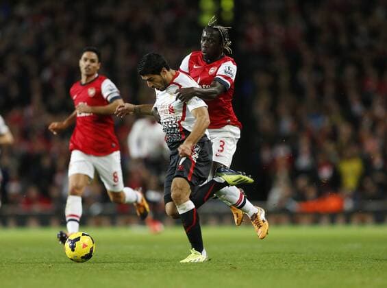Arsenal s Bacary Sagna tussles with Liverpool s Luis Suarez Arsenal v Liverpool - Barclays Premier League - Emirates Stadium - London - England -02 11 2013 - Pic David Klein Sportimage EDITORIAL USE ONLY. No use with unauthorised audio, video, data, fixture lists, club league logos or live services. Online in-match use limited to 120 images, no video emulation. No use in betting, games or single club league player publications.