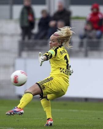 Fussball, 1. Frauen-Bundesliga, Bayer 04 Leverkusen vs. VfL Wolfsburg, Lisa Schmitz (Bayer 04 Leverkusen) hat keine Chance an den Ball zu kommen