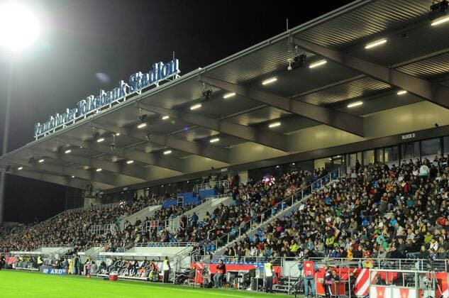 Fußball, Stadiongeschichte FSV Frankfurt 30.10.2013, Frankfurt Volksbankstadion, WM-Qualifikation, Länderspiel der Deutschen Damen Nationalmannschaft Deutschland - Kroatien endlich mal eine volle Haupttribüne im FSV-Stadion