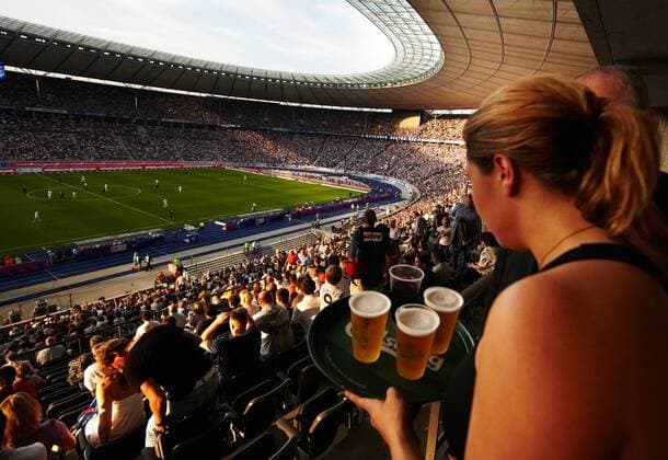 4227 Berliner Fussballclub Hertha- VIP: EUROPA, DEUTSCHLAND, BERLIN, BERLIN, (EUROPE, GERMANY), 06.08.2011: Eine Kellnerin serviert Bier für Gäste in der VIP-Lounge im Berliner Olympiastadion während des Fussballspieles Hertha BFC gegen den 1.FC Nürnberg. - Berliner Fussballclub Hertha- VIP