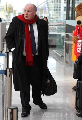 Präsident Uli Hoeneß (FC Bayern) Abflug des FC Bayern München zum CL-Spiel gegen FC Viktoria Pilsen Fussball UEFA Champions League München Flughafen 04.11.2013