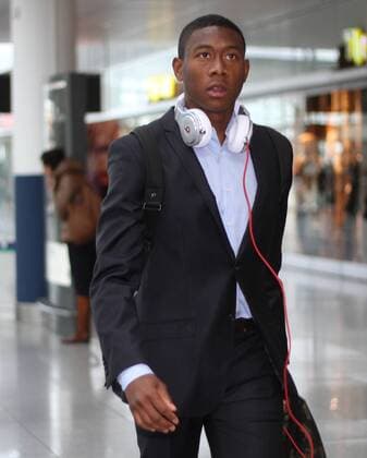 David Alaba (FC Bayern) Abflug des FC Bayern München zum CL-Spiel gegen FC Viktoria Pilsen Fussball UEFA Champions League München Flughafen 04.11.2013