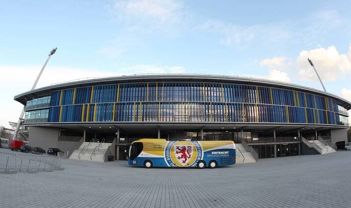 Fußball, Stadiongeschichte Eintracht Braunschweig Eintracht Stadion , neue Westtribüne, neuer Mannschaftsbus auf dem stadionvorplatz.