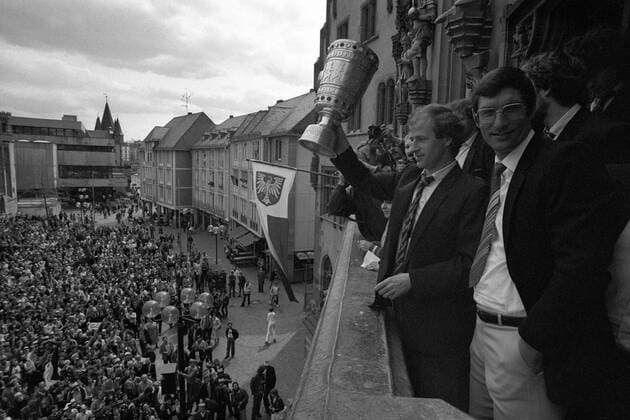 Eintracht Frankfurt, DFB Pokal Sieger 1980 1981, Willi Neuberger (li.) und Trainer Lothar Buchmann auf dem Rathausbalkon