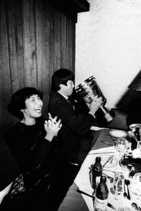 Eintracht Frankfurt, DFB Pokal Sieger 1980 1981 - Bum Kun Cha ekelt sich etwas davor, aus dem Pokal zu trinken, seine Frau Un Mi lacht sich schlapp