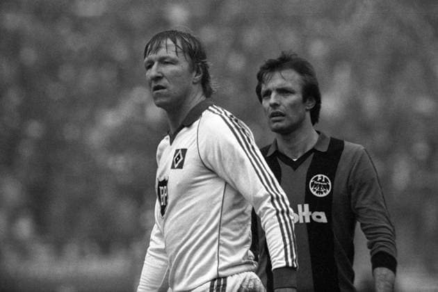 Horst Hrubesch (Hamburger SV, li.) gegen Karl Heinz -Charly- Körbel (Eintracht Frankfurt)
