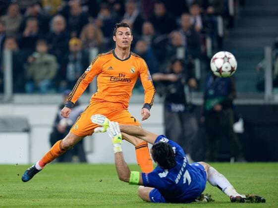 FUSSBALL CHAMPIONS LEAGUE SAISON 2013 2014 Vorrunde Juventus Turin - Real Madrid 05.11.2013 Cristiano Ronaldo (li, Real Madrid) erzielt das Tor zum 1-1 Ausgleich gegen Torwart Buffon Gianluigi (Juventus Turin) 