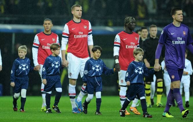 06-11-2013, Fussball, Saison 2013-2014, UEFA Champions League, Vorrunde, Borussia Dortmund - Arsenal London 0-1, v.re., Torwart Wojciech Szczesny (Arsenal London), Bacary Sagna (Arsenal London), Per Mertesacker (Arsenal London), Kieran Gibbs (Arsenal London) mit den Einlaufkindern