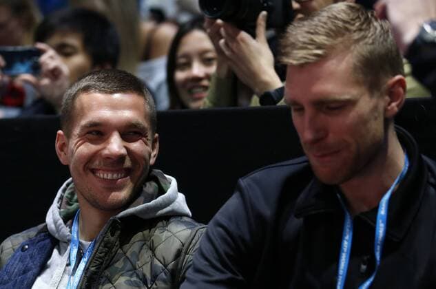 Arsenal players Lukas Podolski (L) and Per Mertesacker watch the Singles Group A match between Rafael Nadal of Spain and Tomas Berdych of Czech Republic on day 5 of the Barclays ATP Tennis Herren World Tour Finals at the O2 Arena in London, Britain, Nov. 8, 2013. Rafael Nadal won 2-1. (Xinhua Wang Lili) (SP)BRITAIN-LONDON-TENNIS-ATP FINALS-SINGLES-GROUP A- 