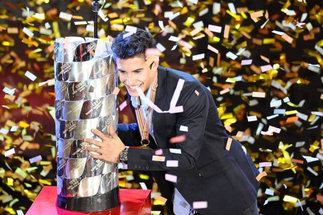 Valencia, SPAIN - Auszeichnungen für die Saison 2013 93 Weltmeister Marc MARQUEZ (SPA) Repsol Honda Team mit der Trophäe 