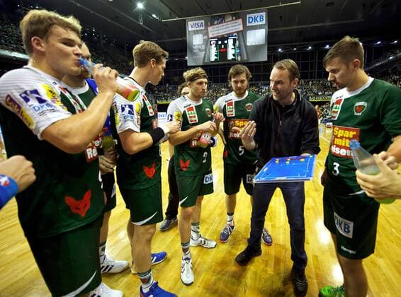 Handball 1BL Berlin 09.11.2013 Max Schmeling Halle Füchse Berlin geg TV Emsdetten 34:19 Auszeit vlnr Paul DRUX 95 Füchse Pavel HORAK 28 Füchse Sven Sören CHRISTOPHERSEN 66 Füchse Colja LOEFFLER 2 Füchse Jonas THÜMMLER 5 Füchse Dagur SIGURDSSON Trainer Füchse Fabian WIEDE 3 Füchse