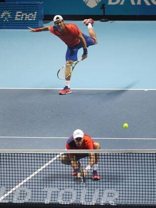 Tennis - 2013 ATP Tennis Herren World Tour Finals at The O2 - Day Eight, Mens Doubles Final David Marrero and Fernando Verdasco serve COLORSPORTxANDREWxCOWIE 