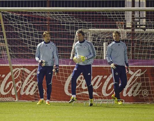 12.11.2013, Deutsche Nationalmannschaft Saison 2013 2014, Deutsche Nationalmannschaft Training vor dem Länderspiel Italien - Deutschland, beim FC Bayern an der Säbener Strasse. v.li: Torwart Rene Adler, Roman Weidenfeller und Manuel Neuer.