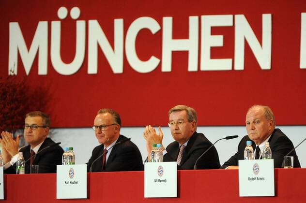 Das Präsidium des FC Bayern München bei der Jahreshauptversammlung des FC Bayern München im Audi Dome München. vl. Jan-Christian Dreesen (Finanzvorstand FC Bayern München), Vorstandsvorsitzender Karl-Heinz Rummenigge (FC Bayern München), Karl Hopfner (Ehrenamtlicher Vize-Präsident) und Präsident Uli Hoeness (FC Bayern München)