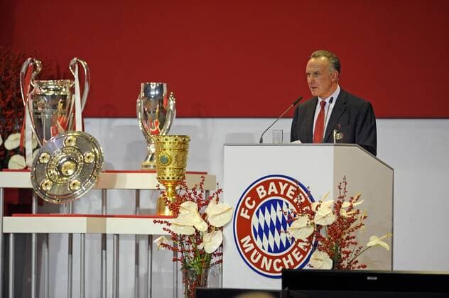 13.11.2013, Fussball 1.Bundesliga 2012 2013, FC Bayern München Jahreshauptversammlung im AUDI-Dome München. Vorstandsvorsitzender Karl-Heinz Rummenigge (München) hält eine Rede neben den gewonnen Trophäen der letzten Saison.