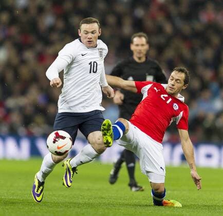 15.11.2013 London, England. England s Wayne ROONEY in a challenge with Chile s Marcelo DIAZ during the International Friendly fixture between England and Chile from Wembley Stadium. xCraigxMercerx  ActionPlus20207414
