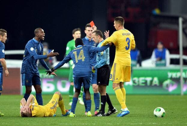 Oleksandr Kucher (ukr) - Laurent Koscielny (fra) - Eric Abidal (fra) - Evgen Khacheridi (ukr) - referee Cüneyt Cakir FOOTBALL : Ukraine vs France - World Cup qualifier 2013 - 15 11 2013 AnthonyBIBARD FEP Panoramic 