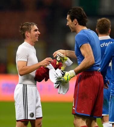 FUSSBALL INTERNATIONALES TESTSPIEL in Mailand Italien - Deutschland 15.11.2013 Trikottausch; Philipp Lahm (li, Deutschland) und Torwart Gianluigi Buffon (Italien) tauschen nach dem Spiel ihre Trikots 