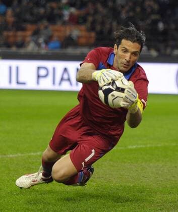15.11.2013, Deutsche Nationalmannschaft Saison 2013 2014, Testspiel, Italien - Deutschland, im Guiseppe-Meazza-Stadion in Mailand, (Italien). Torwart Gianluigi Buffon (Italien) hat den Ball sicher gefangen.
