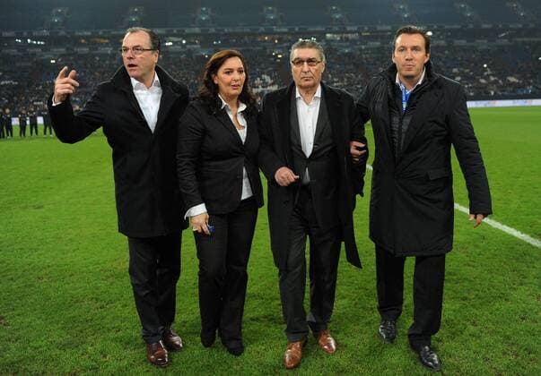 17.11.2013, Fussball, ran Jahrhundertspiel der Fussballlegenden zugunsten der Aktion Ein Herz für Kinder und den Taifunopfern auf den Philippinen, Deutschland - Türkei, v.re., Belgiens Nationaltrainer Marc Wilmots, Rudi Assauer mit Tochter Bettina und Aufsichtsratsvorsitzender Clemens Toennies (Clemens Tönnies, Schalke 04)