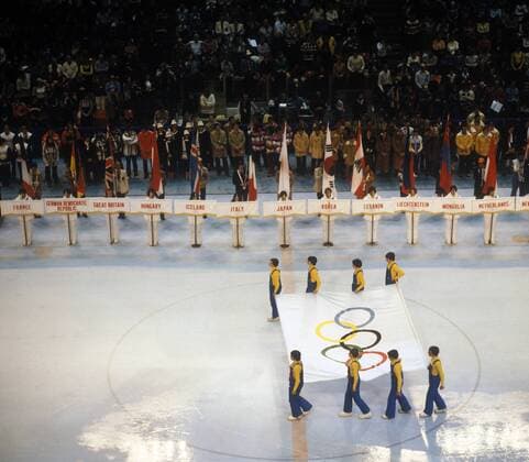 Schlussfeier der Olympischen Spiele 1980 in Lake Placid, Ausmarsch der Olympiafahne aus dem Olympic Center