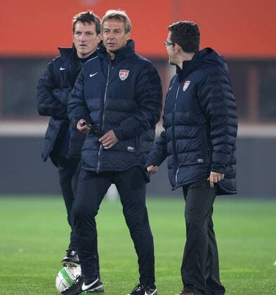 FUSSBALL - AUT vs USA, Testspiel, Vorberichte, Training WIEN,AUSTRIA,18.NOV.13 - FUSSBALL - OEFB Länderspiel, Österreich vs USA, Freundschaftsspiel, Vorberichte, Abschlusstraining Nationalteam USA. Bild zeigt Co-Trainer Andreas Herzog und Teamchef Jürgen Klinsmann (USA). 