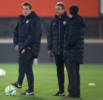 FUSSBALL - AUT vs USA, Testspiel, Vorberichte, Training WIEN,AUSTRIA,18.NOV.13 - FUSSBALL - OEFB Länderspiel, Österreich vs USA, Freundschaftsspiel, Vorberichte, Abschlusstraining Nationalteam USA. Bild zeigt Co-Trainer Andreas Herzog und Teamchef Jürgen Klinsmann (USA). 