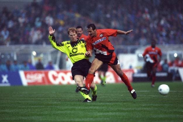 Eintracht Frankfurt - Borussia Dortmund: Matthias Sammer (li., BVB) gegen Jan Furtok (Frankfurt)