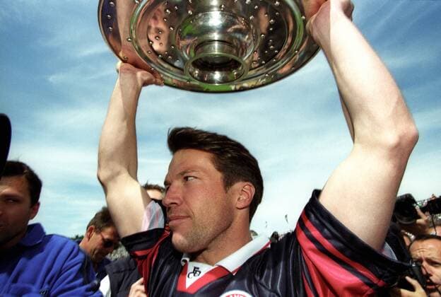 Fussball, Bundesliga, Deutschland, Herren, Saison 1996 1997, Bökelberg Mönchengladbach: Bor. Mönchengladbach - FC Bayern München, FCB; Meisterfeier FC Bayer: Lothar Matthäus (FCB) mit der Meisterschale. Jubel, Freude, Aktion.