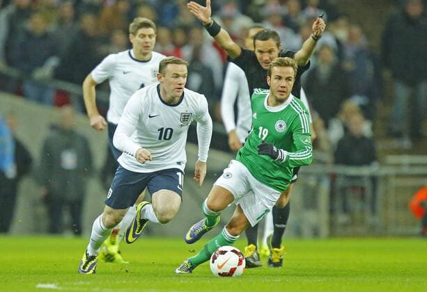 Wayne ROONEY, England 10 Zweikampf , Aktion um den Ball gegen Mario GOETZE, DFB 19 ENGLAND - DEUTSCHLAND Deutsche Fussball Nationalmannschaft DFB, am 19.11.2013 in London, GBR Freundschaftsspiel