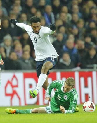 Lars BENDER, DFB 15 Zweikampf , Aktion um den Ball gegen Daniel STURRIDGE, England 9 ENGLAND - DEUTSCHLAND Deutsche Fussball Nationalmannschaft DFB, am 19.11.2013 in London, GBR Freundschaftsspiel