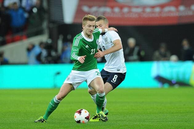 Fußball Länderspiel England - Deutschland am 19.11.2013 im Wembley-Stadion in London Marco Reus ( Deutschland ), vorne - Tom Cleverley ( England ), hinten