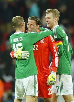 Roman WEIDENFELLER, TW DFB 22 Jubel, Lars BENDER, DFB 15 Per MERTESACKER, Nr. 17 DFB Freude, Emotionen, Feiern, Lachen, jubelt, freuen, reisst die Arme hoch, ballt die Faust ENGLAND - DEUTSCHLAND Deutsche Fussball Nationalmannschaft DFB, am 19.11.2013 in London, GBR Freundschaftsspiel