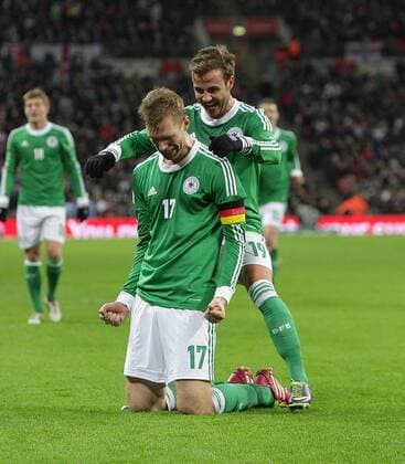 19.11.2013, xovx, Fussball Freundschaftsspiel England - Deutschland, v.l. Jubel bei v.l. Per Mertesacker und Mario Götze (Deutschland) nach dem Tor zum 0:1, Aktion.