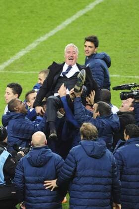 Didier Deschamps (fra) selectionneur porte en triomphe par ses joueurs FOOTBALL : France vs Ukraine - Barrages - 19 11 2013 JBAutissier Panoramic 