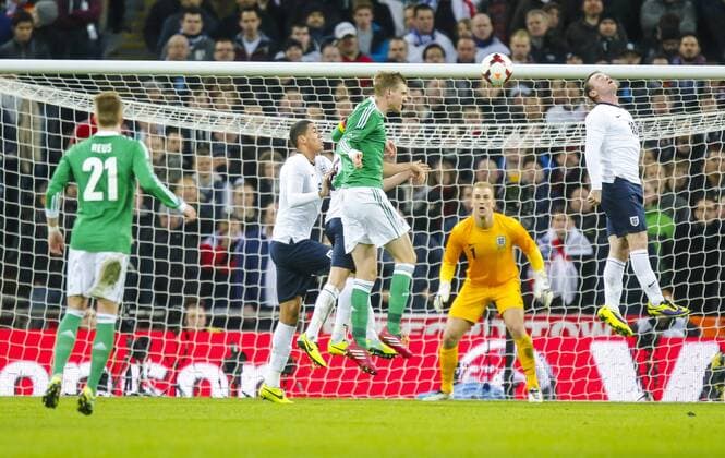 Per MERTESACKER, Nr. 17 DFB Torschuss, schiesst das Tor zum 0-1 Spielszene, Strafraumszene, Szene vor dem Tor, Torraum, Torraumszene Joe HART, England 1 Chris SMALLING, England 5 Wayne ROONEY, England 10 ENGLAND - DEUTSCHLAND 0-1 Deutsche Fussball Nationalmannschaft DFB, am 19.11.2013 in London, GBR Freundschaftsspiel