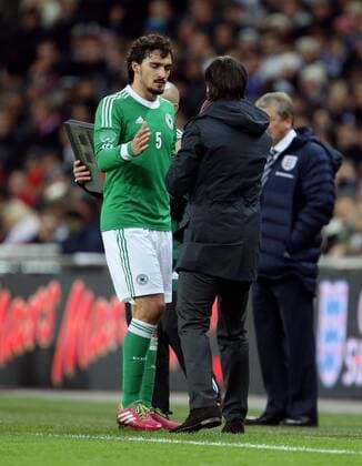 V.li. Mats Hummels (GER) wird verletzt ausgewechselt. Rechts Bundestrainer Joachim Löw (GER) . England-Deutschland . Fussball-Länderspiel 2013, Freundschaftsspiel . London, GBR, 19.11.2013 ,