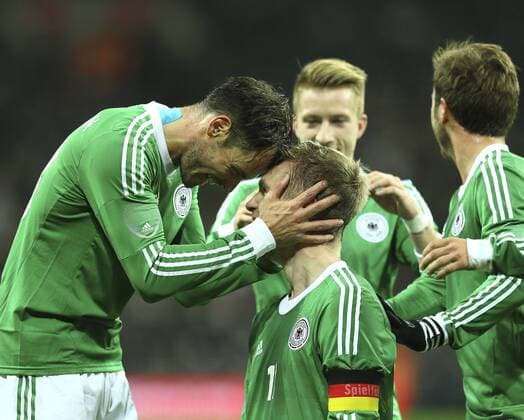 Foto : Torjubel Per Mertesacker , (GER) ...trifft zum 0-1 , wird umarmt von Heiko Westermann Di. 19.11.2013 Fussball Länderspiel in London, Freundschaftsspiel: England - Deutschland