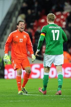 Fußball Länderspiel England - Deutschland am 19.11.2013 im Wembley-Stadion in London Roman Weidenfeller ( Deutschland ), links - Per Mertesacker ( Deutschland ), rechts