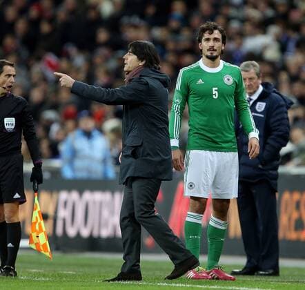 V.li. Mats Hummels (GER) wird verletzt ausgewechselt. Links Bundestrainer Joachim Löw (GER) . England-Deutschland . Fussball-Länderspiel 2013, Freundschaftsspiel . London, GBR, 15.11.2013 ,