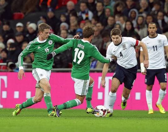 19.11.2013, xovx, Fussball Freundschaftsspiel England - Deutschland, v.l. Lars Bender (Deutschland), Mario Goetze (Deutschland), Steven Gerrard (England), Aktion.