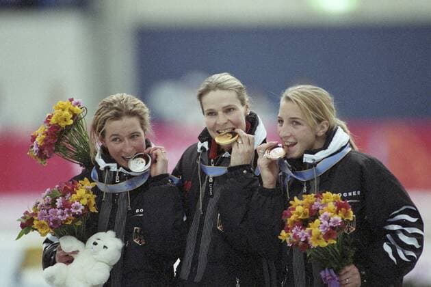 Olympische Winterspiele Nagano 1998 Eisschnellaufen, 3000m der Frauen von links Claudia PECHSTEIN, 2. Platz Silbermedaille, Gunda NIEMANN - STIRNEMANN, 1. Platz Goldmedaille, Anni FRIESINGER, 3. Platz Bronzemedaille, Siegerehrung, mit Goldmedaille,