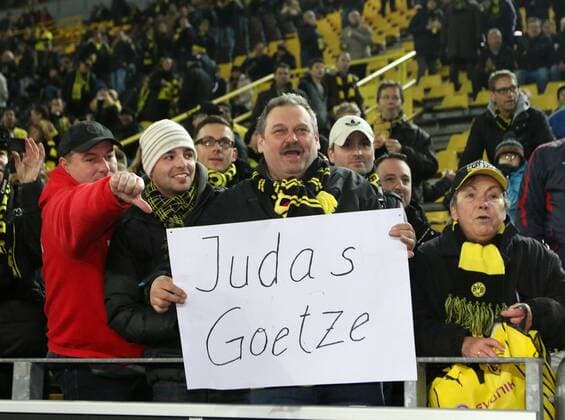 Dortmund Fan mit einem Schild Judas Götze mit Bayern Fan daneben, der den Daumen runter hält Borussia Dortmund BVB 09 vs FC Bayern München --- Fussball --- 1. Bundesliga --- 23.11.2013