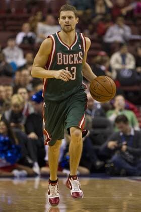 November 22, 2013: Milwaukee Bucks point guard Luke Ridnour (13) brings the ball up the court during the NBA Basketball Herren USA game between the Milwaukee Bucks and the Philadelphia 76ers at the Wells Fargo Center in Philadelphia, Pennsylvania. The 76ers win 115-107 in overtime. Christopher Szagola Cal Media NBA Basketball Herren USA 2013: Bucks vs 76ers NOV 22 - ZUMAcs7