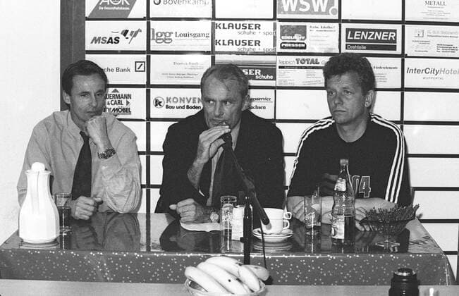 Fußball, Trainerhistorie, Wuppertaler SV Oberliga Nordrhein Saison 2000 2001, 30. Spieltag, Wuppertaler SV - Bayer Leverkusen Amateure,01.05.2001-- Pressekonferenz nach dem Spiel, vl: Frantisek Straka, (Trainer), Jonny Hey (Sportlicher Leiter, beide Wuppertaler SV ) und Peter Hermann (Trainer Leverkusen Amateure)