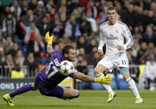 Soccer match between Real Madrid and Galatasaray Istanbul of the Champions League, held at the Santiago Bernabeu stadium, in Madrid 11 27 2013. Gareth Bale and Eray Iscan 