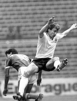 Rudi Völler (BR Deutschland, re.) gegen Amador (Mexiko)