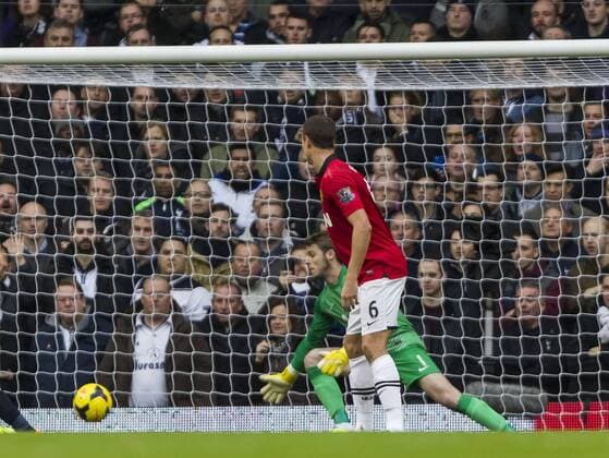 01.12.2013. London, England. Tottenham Hotspur defender Kyle Walker (2) slots a free kick past Manchester United goalkeeper David De Gea (1) during the Barclays Premier League match between Tottenham Hotspur and Manchester United ManU from White Hart Lane. xDavidxFearnx  ActionPlus20158948