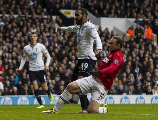 01.12.2013. London, England. Manchester United forward Wayne Rooney (10) pokes the ball into the net during the Barclays Premier League match between Tottenham Hotspur and Manchester United ManU from White Hart Lane. xDavidxFearnx  ActionPlus20158950